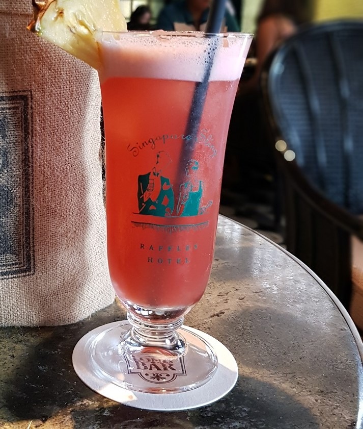 Springplank Sijpelen Vete Singapore Sling at Raffles | The Long Bar - Eating Out or In